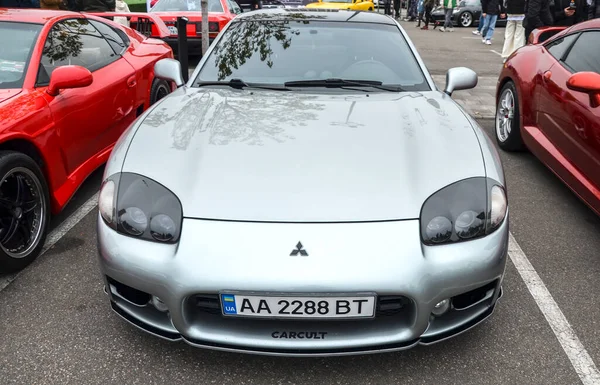 Gümüş Mitsubishi 3000GT parlak, fütüristik tasarımıyla tanınan projektör lambaları, sabit ön tampon ve yan havalandırmalar ile değiştirildi.