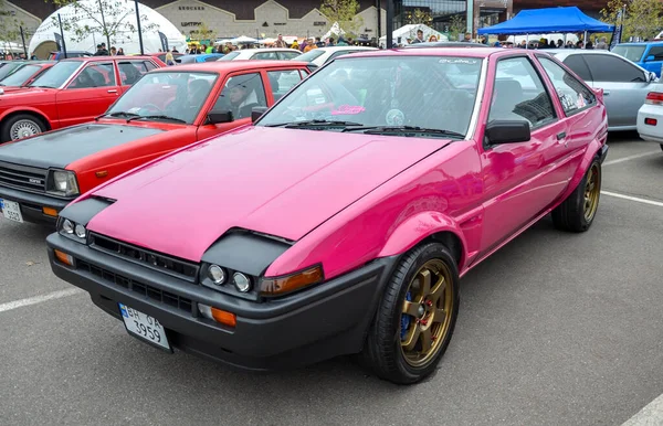 Çarpıcı pembe Toyota AE86 hafif farlı, arkadan çekişli spor arabası sürüklenen kültürde çevik ve popülerliğiyle tanınıyor.