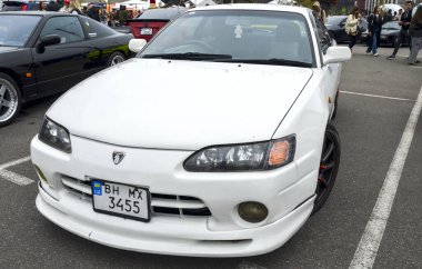 Beyaz Toyota Sprinter Trueno popüler Japon Yurt İçi Marketi (JDM) spor coupe, 90 'ların Japon spor arabalarının ayırt edici özelliklerinden biri olan gösterişli, gösterişsiz tasarımını sergiliyor