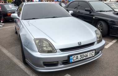 Gösterişli gümüş 1998 Honda Prelude popüler Japon spor coupe düz, akıcı hatları, ayırt edici entegre farları ve temiz tasarım sergiliyor