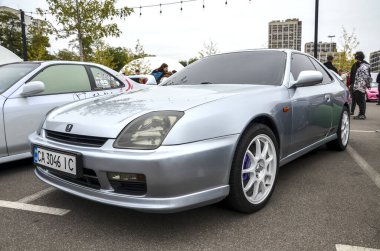 Gösterişli gümüş 1998 Honda Prelude popüler Japon spor coupe düz, akıcı hatları, ayırt edici entegre farları ve temiz tasarım sergiliyor