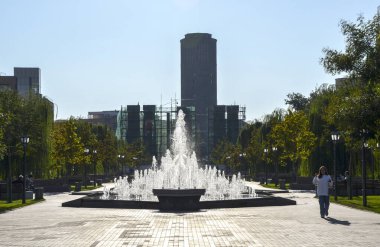 2800. Yıldönümü Parkı veya Vernissage Parkı 'nda parlak, güneşli bir günde güçlü bir çeşme havaya su fışkırtır. Erivan, Ermenistan