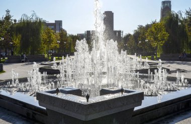 2800. Yıldönümü Parkı veya Vernissage Parkı 'nda parlak, güneşli bir günde güçlü bir çeşme havaya su fışkırtır. Erivan, Ermenistan