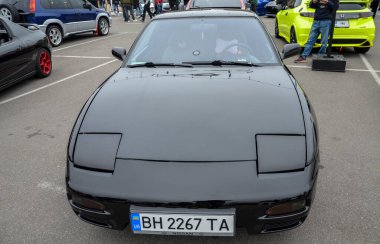 El değmemiş siyah Nissan 200SX S13 coupe. İkonik tasarımı, gösterişsiz çizgileri ve 80 'lerin ve 90' ların Japon spor arabalarının düşük profilli karakteristiği yüksek derecede aranıyor.