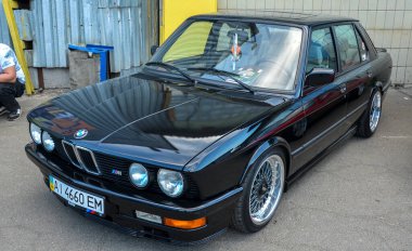 1985 BMW E28 klasik, kutucuk tasarımı aynı zamanda segmentin standardını belirleyen efsanevi bir performans sedan olan ilk BMW M5 'in temelidir.