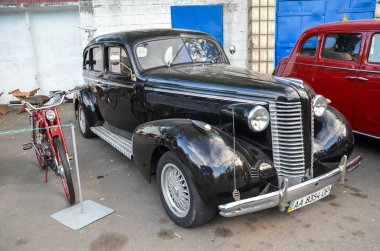 Savaş öncesi siyah 1941 Buick Roadmaster Riviera geniş krom şelale ızgarası ve düz çamurluk çizgileri ile 1930 'ların sonundan 1940' ların başına kadar karakteristiktir.