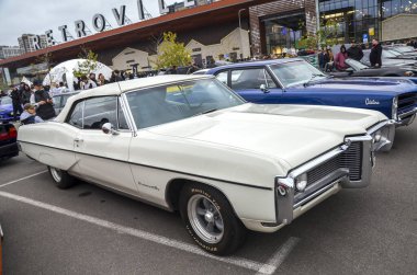 Güzel klasik krem rengi Pontiac Bonneville üstü açık araba Amerikan otomotiv tarihi, klasik araba kültürü ve klasik stilin özünü yakalar.