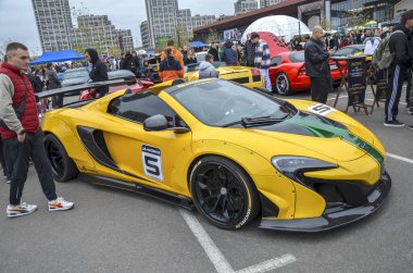 Sersemletici geniş gövdeli McLaren 650S Spider son derece özelleştirilmiş bir süper arabadır. Agresif aerodinamiği, öne çıkan bir arka kanadı ve siyah çok dilli tekerlekleri vardır.