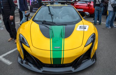 Sersemletici geniş gövdeli McLaren 650S Spider son derece özelleştirilmiş bir süper arabadır. Agresif aerodinamiği, öne çıkan bir arka kanadı ve siyah çok dilli tekerlekleri vardır.