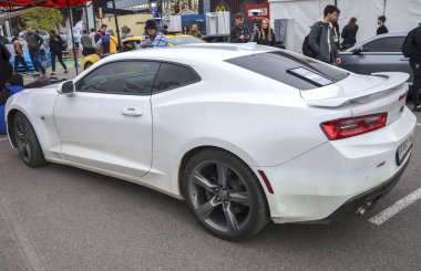 Modern, beyaz Chevrolet Camaro, tam bir Amerikan spor otomobili, bir dış mekan ortamının arka üç çeyreğinden sunuluyor.