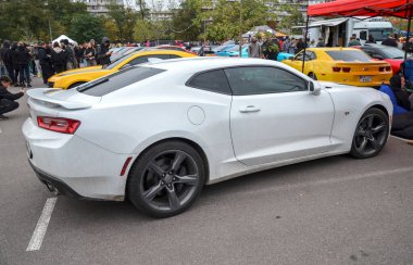 Modern, beyaz Chevrolet Camaro, tam bir Amerikan spor otomobili, bir dış mekan ortamının arka üç çeyreğinden sunuluyor.