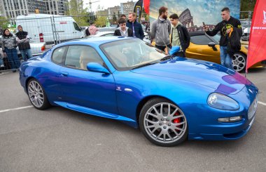 Çarpıcı mavi Maserati GranSport, zarif ve performans odaklı bir coupe zamansız cazibeyi, İtalyan stilini ve spor zarafetini güzel bir şekilde yakalıyor.