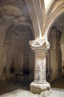 Geghard Manastırı 'nın iç kısımları, heybetli kemerleri destekleyen iki büyük ve süslü taş sütunla kısmen kayalara oyulmuştur ve uçurumlarla çevrilidir. Ermenistan