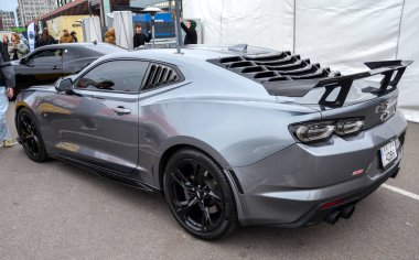 Gösterişli, modern gri Chevrolet Camaro altıncı nesil, güçlü Amerikan kaslı arabası performans odaklı tasarımı vurguluyor.