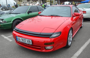 Klasik kırmızı Toyota Celica coupe Japon spor arabası 90 'lı yılların otomotiv tarzını temsil eden kendine has açık farları var.