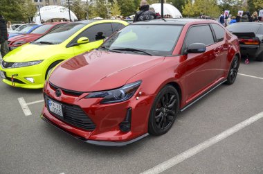 Çarpıcı metalik kırmızı Scion tC coupe popüler spor kompakt araba düşük duruş agresif ön dudak ve renkli camlar modifiye edilmiş ve sportif estetik