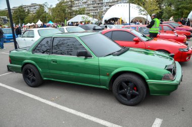 Özel koyu yeşil Honda Prelude klasik JDM spor coupe, gösterişli tasarımı ve çekici sürüş deneyimiyle tanınan, kişiselleştirilmiş ve retro estetik sergiler