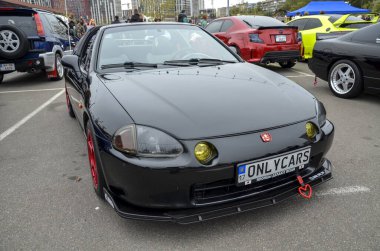 Şık, siyah Honda CR-X del Sol targa spor arabası çıkarılabilir çatı paneli ve kompakt spor tasarımı ile tanınır, modifiye edilmiş ve kişiselleştirilmiş bir estetik sergiler