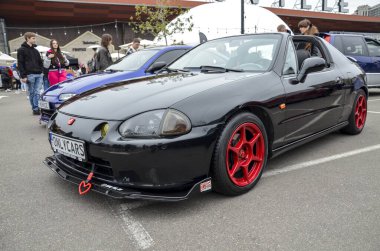 Şık, siyah Honda CR-X del Sol targa spor arabası çıkarılabilir çatı paneli ve kompakt spor tasarımı ile tanınır, modifiye edilmiş ve kişiselleştirilmiş bir estetik sergiler