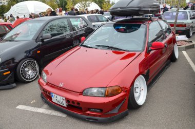 Yoğun özelleştirilmiş kırmızı Honda Civic EG hatchback ikonik JDM kompakt araba aşırı modifikasyon ve araba kültürünün en önemli örneklerinden biridir