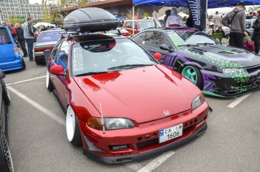 Yoğun özelleştirilmiş kırmızı Honda Civic EG hatchback ikonik JDM kompakt araba aşırı modifikasyon ve araba kültürünün en önemli örneklerinden biridir