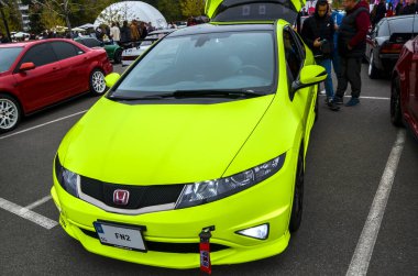 Canlı olarak kişiselleştirilmiş kireç yeşili Honda Civic R FN2 tipi hatchback, siyah çatılı ve pazar sonrası tekerlekleriyle modern spor kompaktlarının hayranlarına çekici geliyor.
