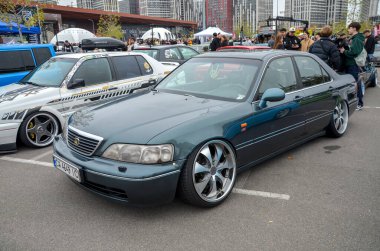 ustomize edilmiş koyu yeşil Honda Legend lüks sedan, klasik JDM yönetici arabası, aynı zamanda Acura Legend olarak da bilinir, lüks ve güvenilirlik karışımı ile takdir edilir.