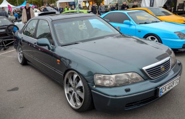 ustomize edilmiş koyu yeşil Honda Legend lüks sedan, klasik JDM yönetici arabası, aynı zamanda Acura Legend olarak da bilinir, lüks ve güvenilirlik karışımı ile takdir edilir.