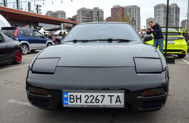 Gösterişli siyah Nissan 200SX Silvia S13 Coupe ikonik JDM spor arabası drift kültüründe ve akort potansiyelinde efsanedir.