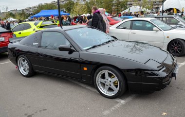Gösterişli siyah Nissan 200SX Silvia S13 Coupe ikonik JDM spor arabası drift kültüründe ve akort potansiyelinde efsanedir.