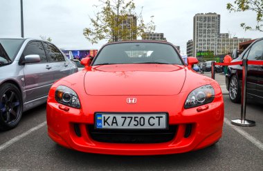 Kırmızı Honda S2000 üstü açık spor arabası, yüksek devirli motoru, dengeli tutuşu ve klasik tasarımı ile meşhurdur.