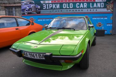 Klasik İtalyan canlı limon yeşili Fiat X19 Targa-top spor orta-motor roadster Avrupa otomotiv tasarımının farklı bir dönemini temsil etmektedir.