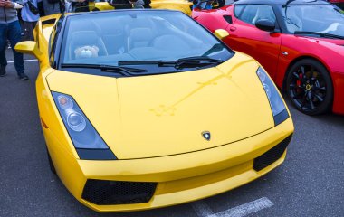 Sarı Lamborghini Gallardo Spyder süper arabası, İtalyan orta motor egzotik arabası agresif stili, güçlü performansı ve lüks varlığıyla ünlüdür.