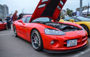 Güçlü kırmızı Dodge Viper ikonik Amerikan kaslı arabası agresif stili, ham performansı ve uzlaşmaz sürüş deneyimiyle ünlüdür.