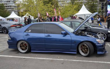 Özelleştirilmiş koyu mavi Lexus, kaputu açık spor sedan, lüks, performans ve akort potansiyeli ile kutlanır.