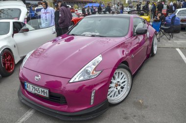 Çarpıcı özelleştirilmiş mor Nissan 370Z spor coupe agresif bir şekilde düşük duruş sergileyen aşırı ve kişiselleştirilmiş estetik