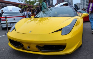 Sarı Ferrari 458 Italia orta-motorlu spor otomobil. Bu model, doğal emilimli V8 motorlu son Ferrari 'dir.