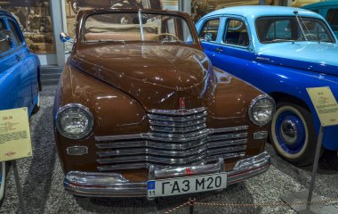 Güzelce restore edilmiş klasik Volkswagen Tip 2 (T2) otobüsü büyüleyici iki ton açık mavi ve beyaz renk şeması sunar. Klasik seyahat kültürü ya da tarihi araçlar