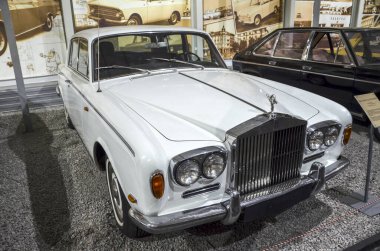 Lüks beyaz Rolls-Royce Gümüş Gölgesi ikonik dik Pantheon ızgarası, Ecstasy kaput süsü ruhu, ve ayırt edici çift yuvarlak farlar