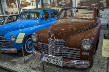 Güzelce restore edilmiş klasik Volkswagen Tip 2 (T2) otobüsü büyüleyici iki ton açık mavi ve beyaz renk şeması sunar. Klasik seyahat kültürü ya da tarihi araçlar