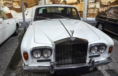 Lüks beyaz Rolls-Royce Gümüş Gölgesi ikonik dik Pantheon ızgarası, Ecstasy kaput süsü ruhu, ve ayırt edici çift yuvarlak farlar