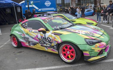 Son derece özelleştirilmiş Subaru BRZ spor coupe, düşük duruşu ve aşırı derecede alevlenmiş çamurlukları ekstrem akort ve araba kültürünü gösteriyor.