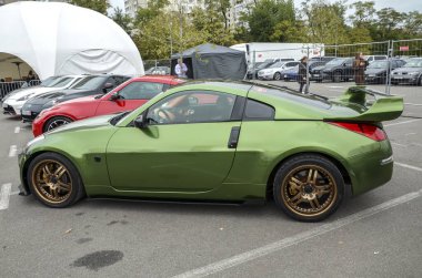 Modifiye edilmiş yeşil Nissan 350Z spor araba. Nissan Fairlady Z olarak da bilinen bu araba, akort için popüler bir modeldir.