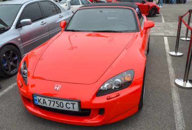 Vibrant kırmızı Honda S2000 spor araba ikonik JDM roadster yüksek devirli motoru, dengeli tutuşu ve klasik açık-top tasarımı ile ünlüdür.