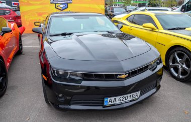 Gösterişli siyah Chevrolet Camaro kaslı araba, ikonik Amerikan performans coupe 'si agresif stili, güçlü motor seçenekleri ve retro modern tasarımı ile bilinir.