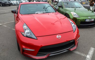 Dinamik kırmızı Nissan 370Z coupe, güçlü bir Japon spor araba performans odaklı tasarım ve modern Z-car estetik