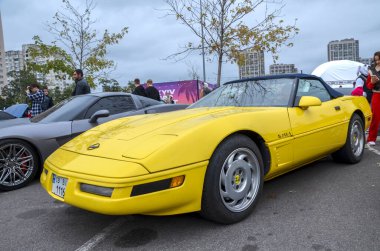 Açık sarı Chevrolet Corvette C4, üstü açık ve parlak farlar 1980 ve 90 'ların ikonik Amerikan spor arabalarının karakteristik özellikleridir.