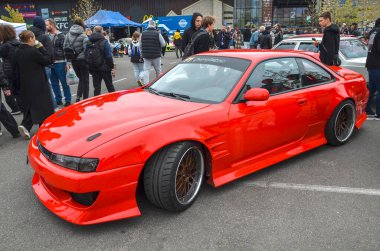 Yüksek özelleştirilmiş kırmızı Nissan Silvia S14 coupe, ikonik JDM drift ve performans arabası aşırı modifikasyon ve araba kültürünün en önemli örneklerinden biridir.