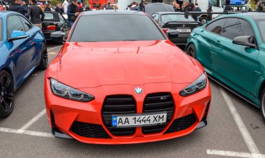 Çarpıcı kırmızı BMW M4 G82 performans coupe, modern Alman yüksek performans aracı cesur stili ve lüks spor yetenekleri ile ünlüdür.