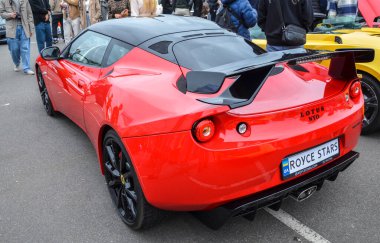 Kırmızı çevik İngiliz orta motorlu spor otomobil Lotus Evora hafif gövdesi, aerodinamik tasarımı, olağanüstü kullanım ve dengesi ile ünlüdür.